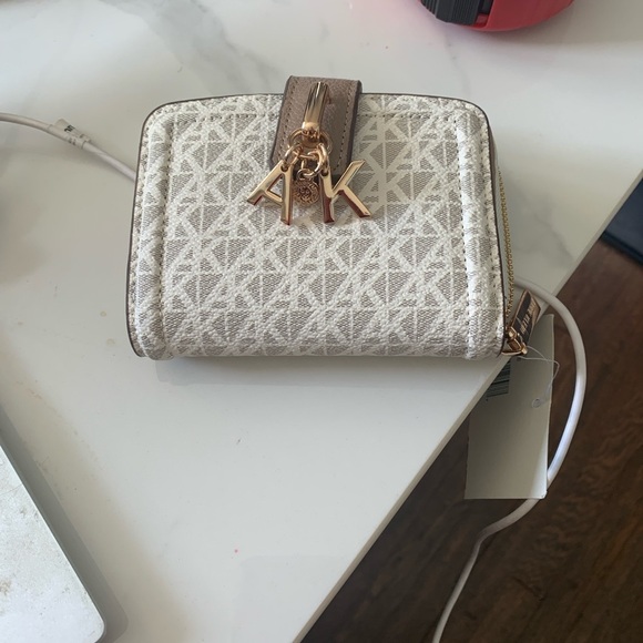 NWT Women's Cream and Brown Wallet - Picture 5 of 8